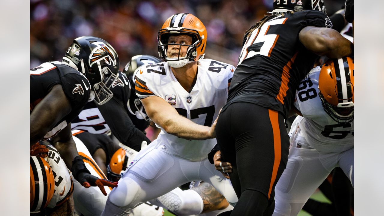 Browns To Extend LS Charley Hughlett