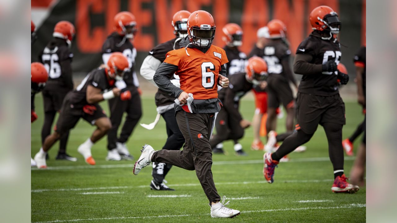 Cleveland Browns quarterback Baker Mayfield (6) smiles while talking during  NFL football practice in Berea, Ohio, Wednesday, July 28, 2021. (AP  Photo/David Dermer Stock Photo - Alamy