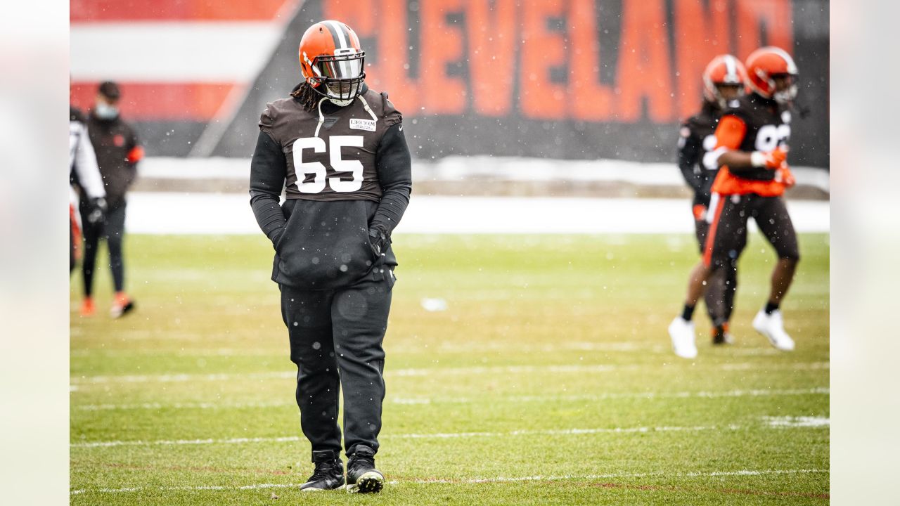 Cleveland Browns tight end Stephen Carlson (89) downs the punted ball on  the one-yard line against the Pittsburgh Steelers during the second half of  an NFL football game, Sunday, Dec. 1, 2019