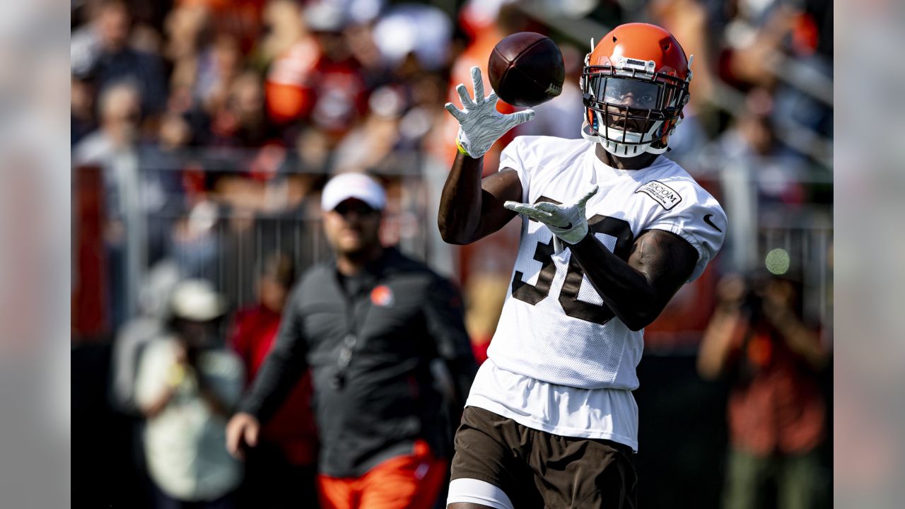 Browns' Jarvis Landry teaches youths at his football ProCamp (video/photos)  