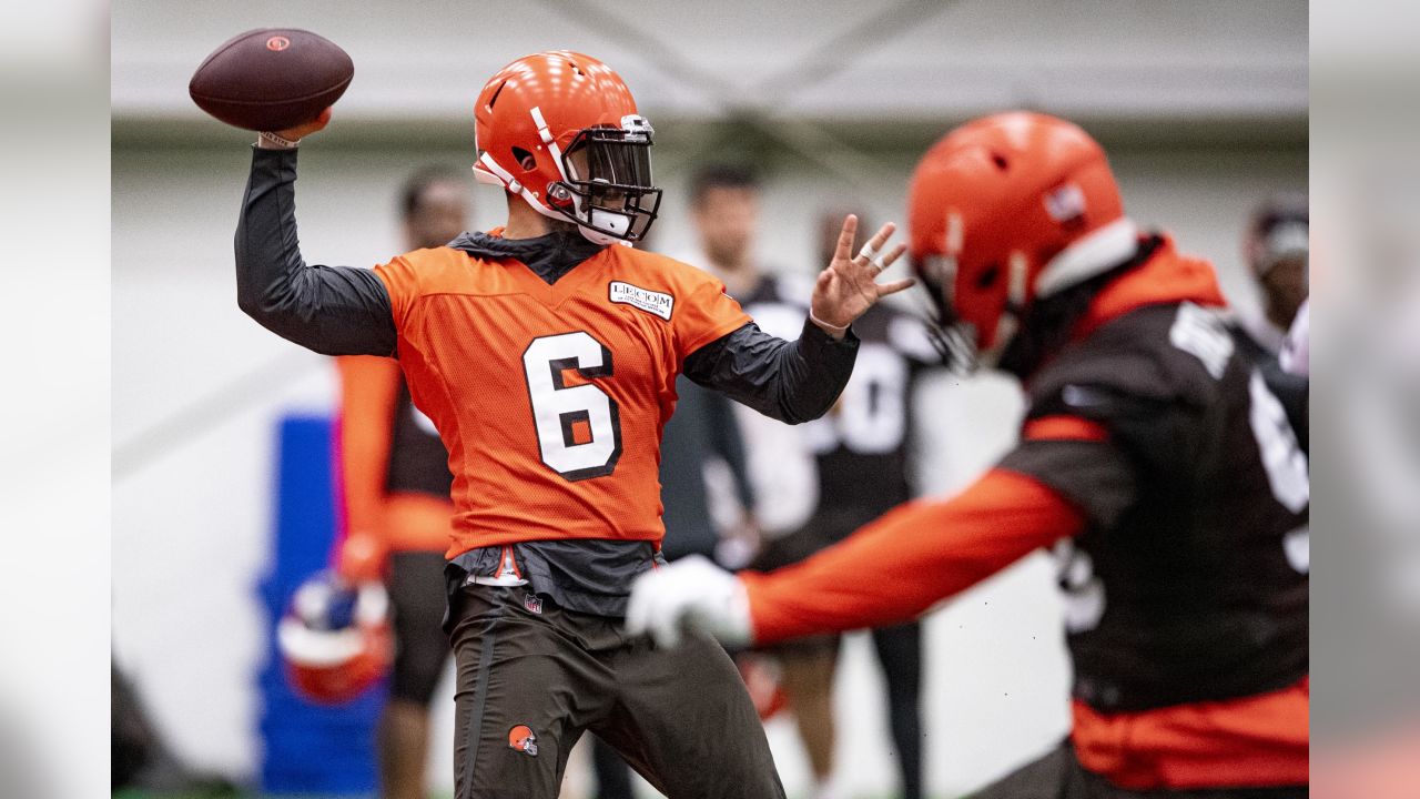 Cleveland Browns quarterback Baker Mayfield (6) smiles while talking during  NFL football practice in Berea, Ohio, Wednesday, July 28, 2021. (AP  Photo/David Dermer Stock Photo - Alamy