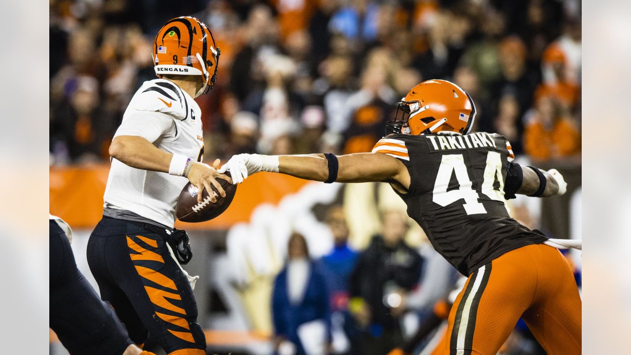 Cleveland Browns center Ethan Pocic (55) snaps the ball during an NFL  football game against the New England Patriots, Sunday, Oct. 16, 2022, in  Cleveland. (AP Photo/Kirk Irwin Stock Photo - Alamy