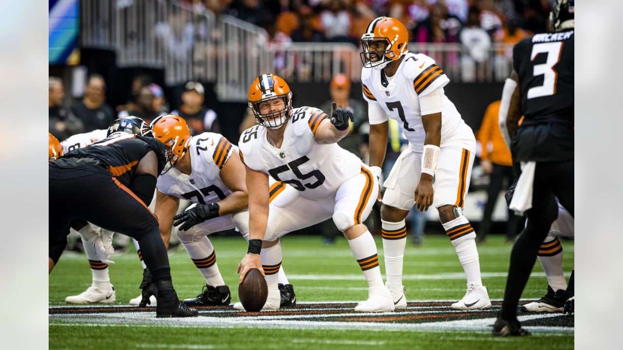 Cleveland Browns resign center Ethan Pocic