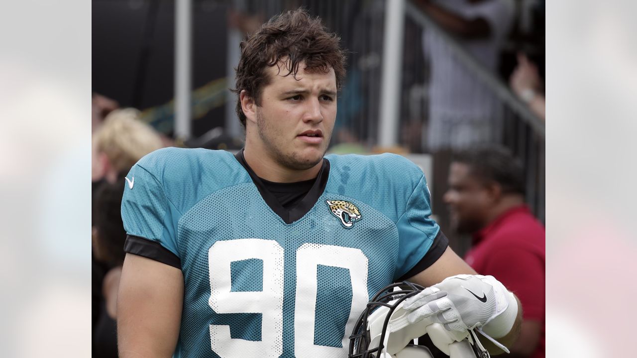 Cleveland Browns defensive tackle Taven Bryan warms up before the News  Photo - Getty Images