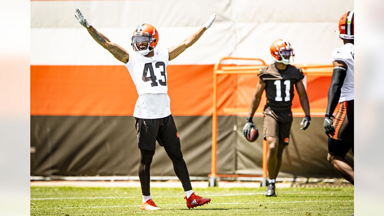 Cleveland Browns Tretter, Newsome activated; Owusu-Koramoah sits