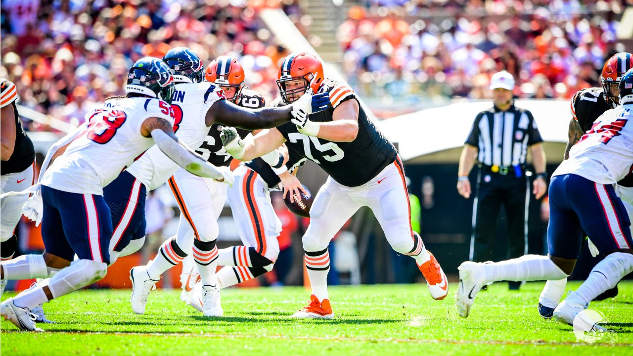 Baker Mayfield shakes off injury, leads Browns past Texans, 31-21