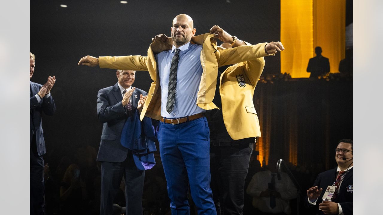 Browns' Joe Thomas receives Pro Football Hall of Fame gold jacket