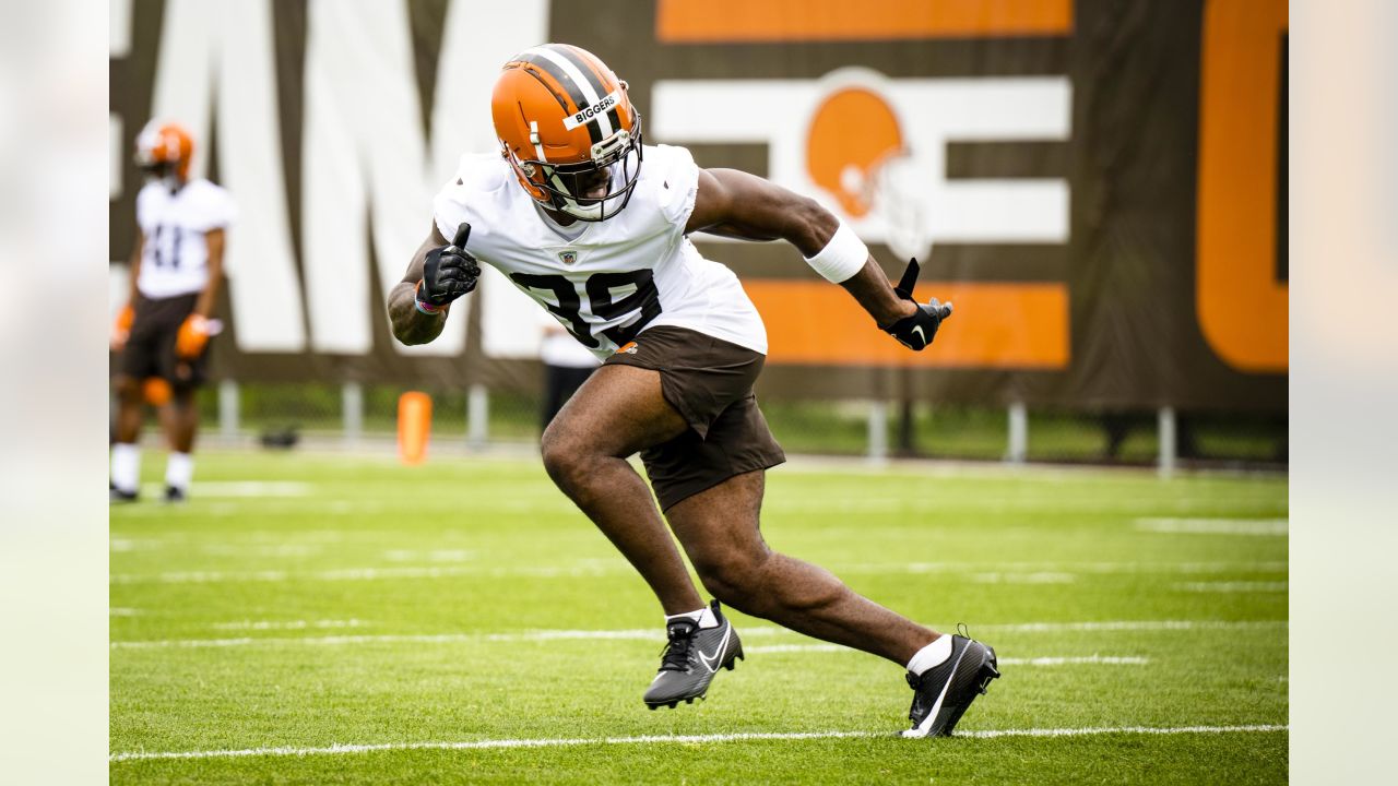 Cleveland Browns rookie Dorian Thompson-Robinson (17) calls a play during  the NFL football team's rookie minicamp in Berea, Ohio, Friday, May 12,  2023. (AP Photo/Phil Long Stock Photo - Alamy