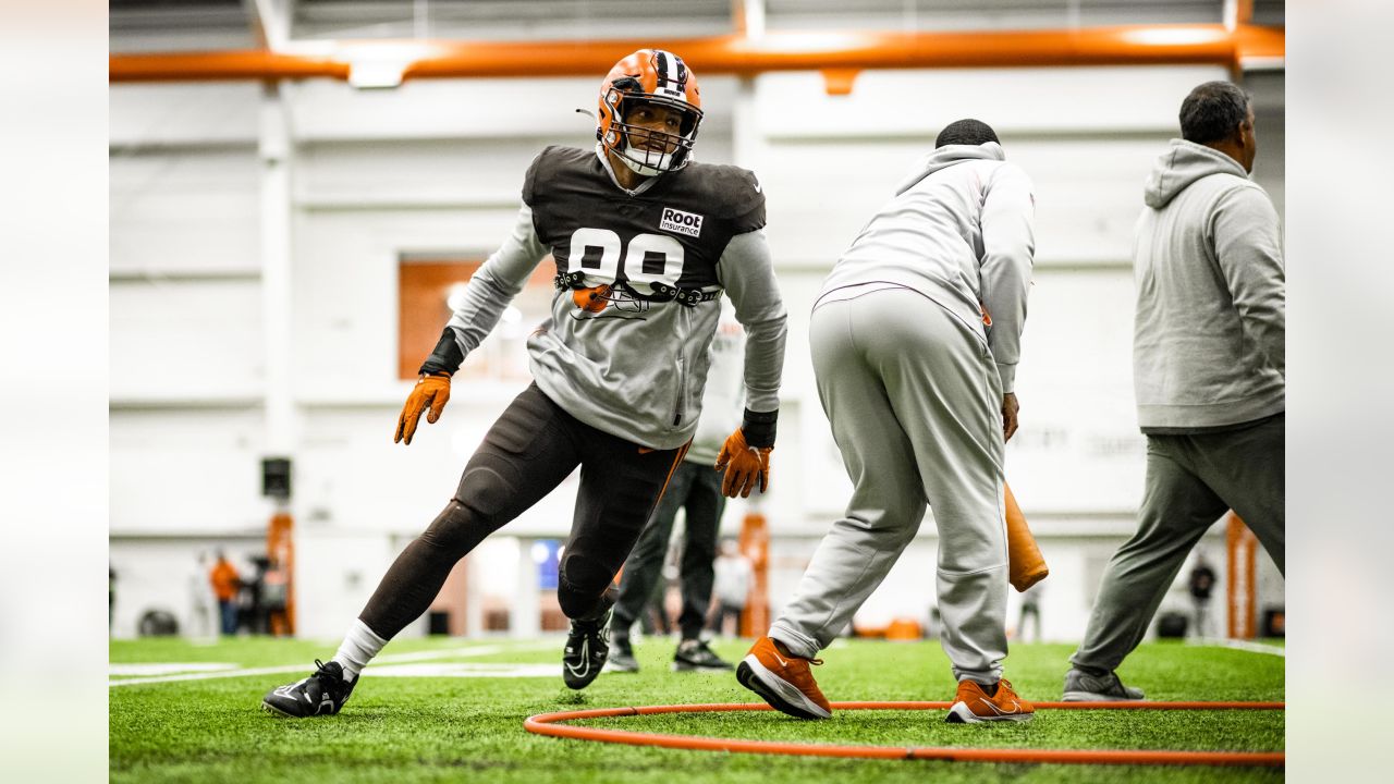 Cleveland Browns defensive end Isaac Rochell (98) lines up for a