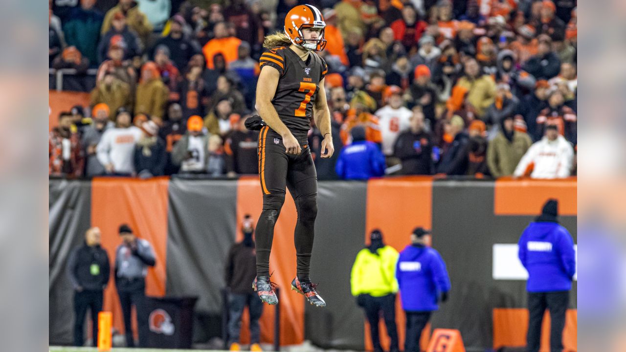 Cleveland Browns punter Jamie Gillan warms up before an NFL football game  against the Tennessee Titans, Sunday, Sept. 8, 2019, in Cleveland. (AP  Photo/David Richard Stock Photo - Alamy