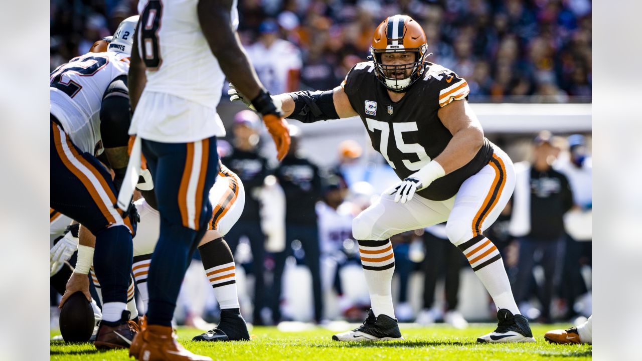 Cleveland Browns guard Joel Bitonio stretches during the NFL football  team's training camp, Tuesday, Aug. 9, 2022, in Berea, Ohio. (AP Photo/Ron  Schwane Stock Photo - Alamy