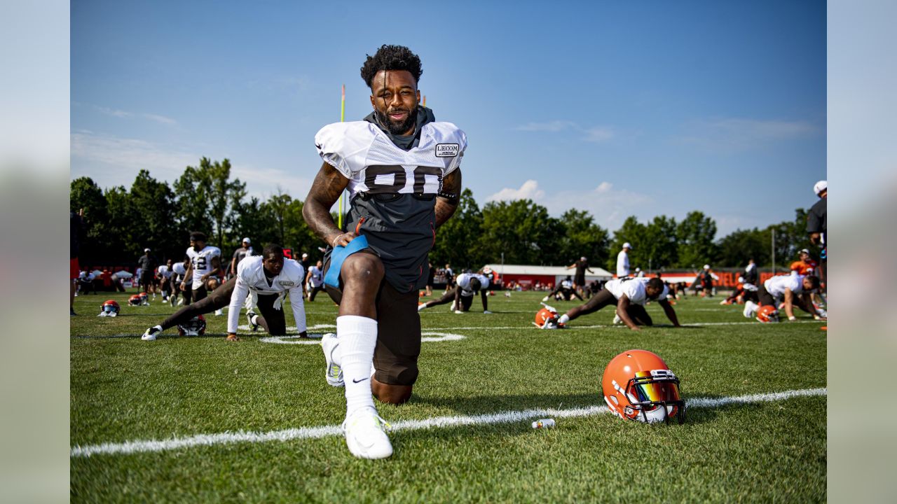 Cleveland Browns tight end Stephen Carlson catches a pass against  linebacker Christian Kirksey at the team's NFL football training facility  in Berea, Ohio, Tuesday, June 4, 2019. (AP Photo/Ron Schwane Stock Photo 