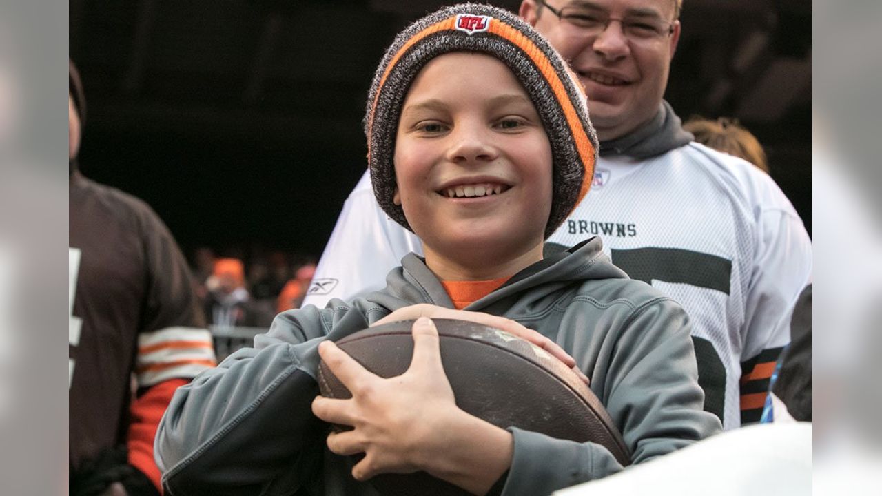 Cincinnati Bengals vs. Cleveland Browns. Fans support on NFL Game.  Silhouette of supporters, big screen with two rivals in background Stock  Photo - Alamy