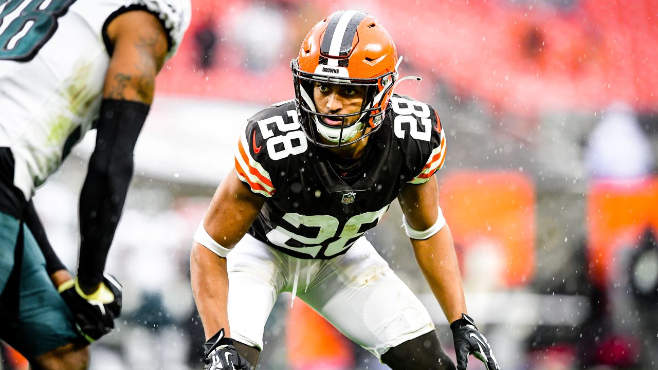 Watch and Listen: Cleveland Browns linebacker' Sione Takitaki gives Browns  7-0 lead with pick-6