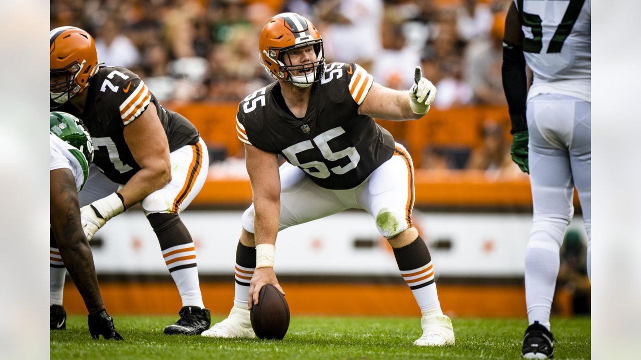 Browns agree to terms with C Ethan Pocic on 3-year extension