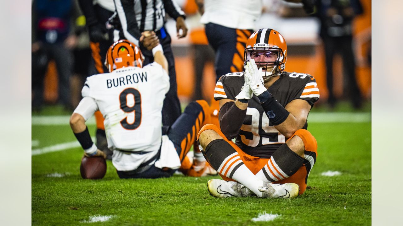 Cleveland Browns center Ethan Pocic (55) snaps the ball during an NFL  football game against the New England Patriots, Sunday, Oct. 16, 2022, in  Cleveland. (AP Photo/Kirk Irwin Stock Photo - Alamy