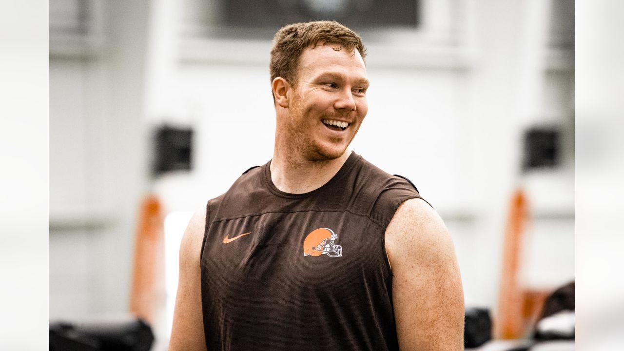 Source - Browns agree to re-sign center Ethan Pocic - ESPN