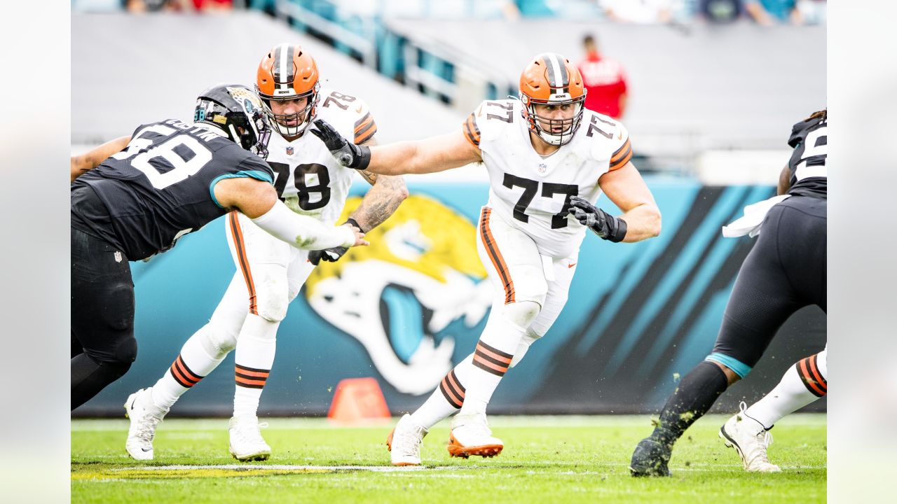 Cleveland Browns guard Wyatt Teller (77) blocks during an NFL football game  against the Pittsburgh Steelers in Pittsburgh, Monday, Sept. 18, 2023. (AP  Photo/Gene J. Puskar Stock Photo - Alamy