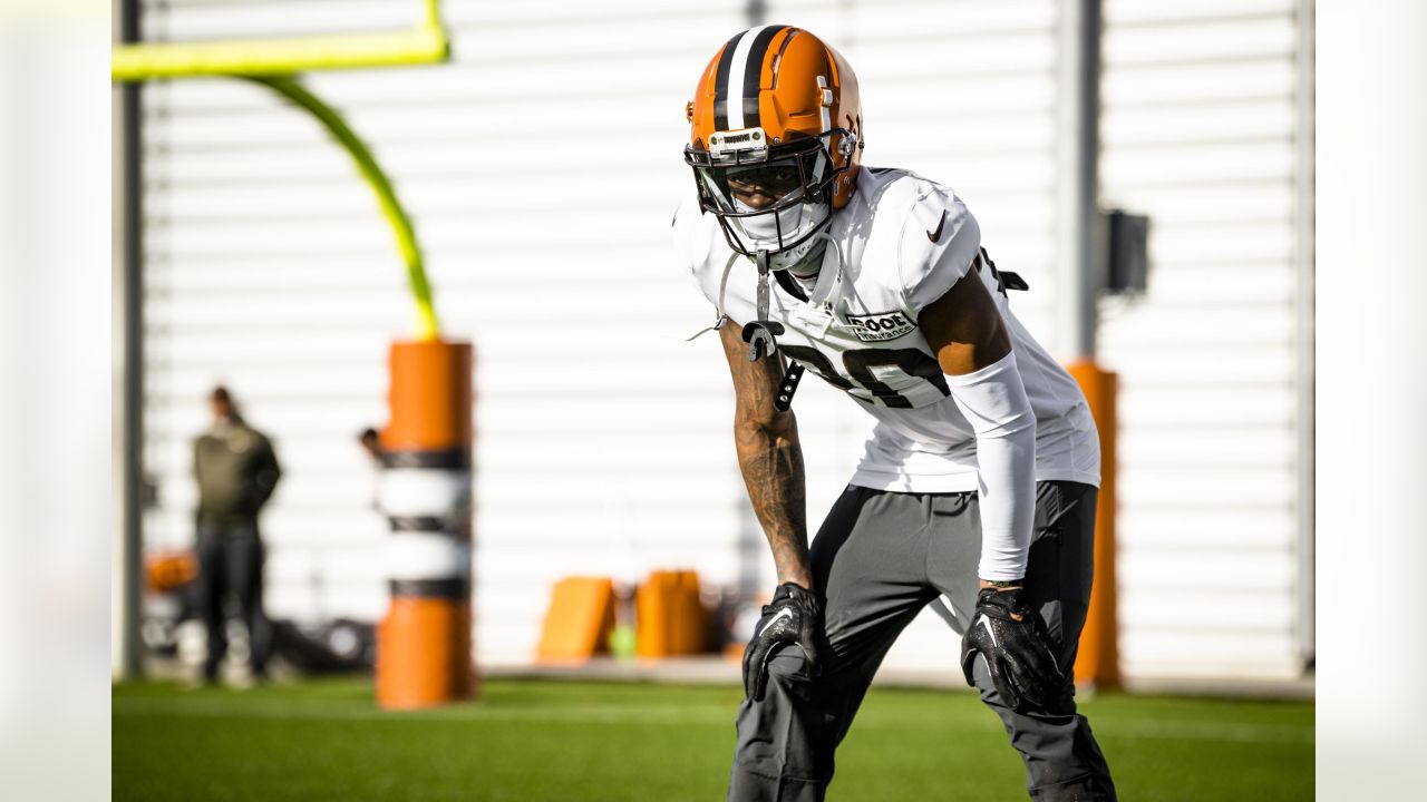 Cleveland Browns linebacker Sione Takitaki runs through a drill during  practice at the NFL football team's training facility Monday, Aug. 24,  2020, in Berea, Ohio. (AP Photo/Ron Schwane Stock Photo - Alamy