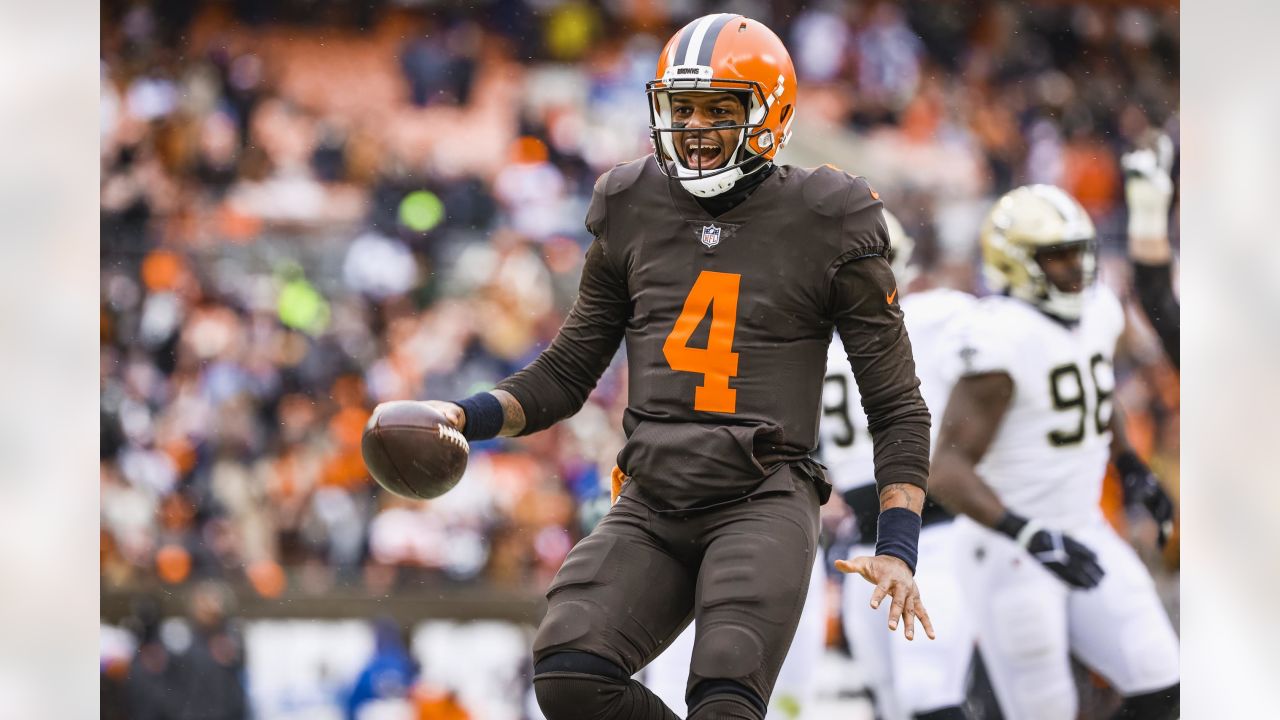 Browns gift 17-10 win to Saints after coughing up 10-point lead