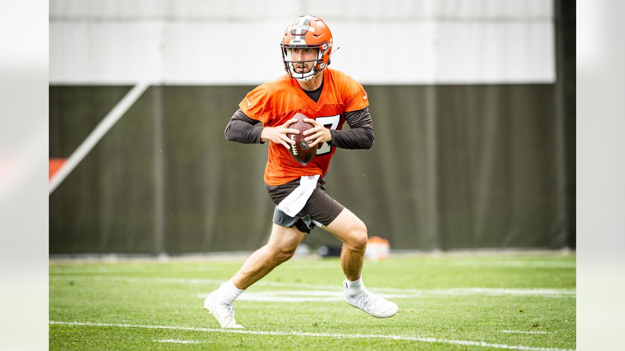 With depleted roster, Browns re-sign QB Kyle Lauletta