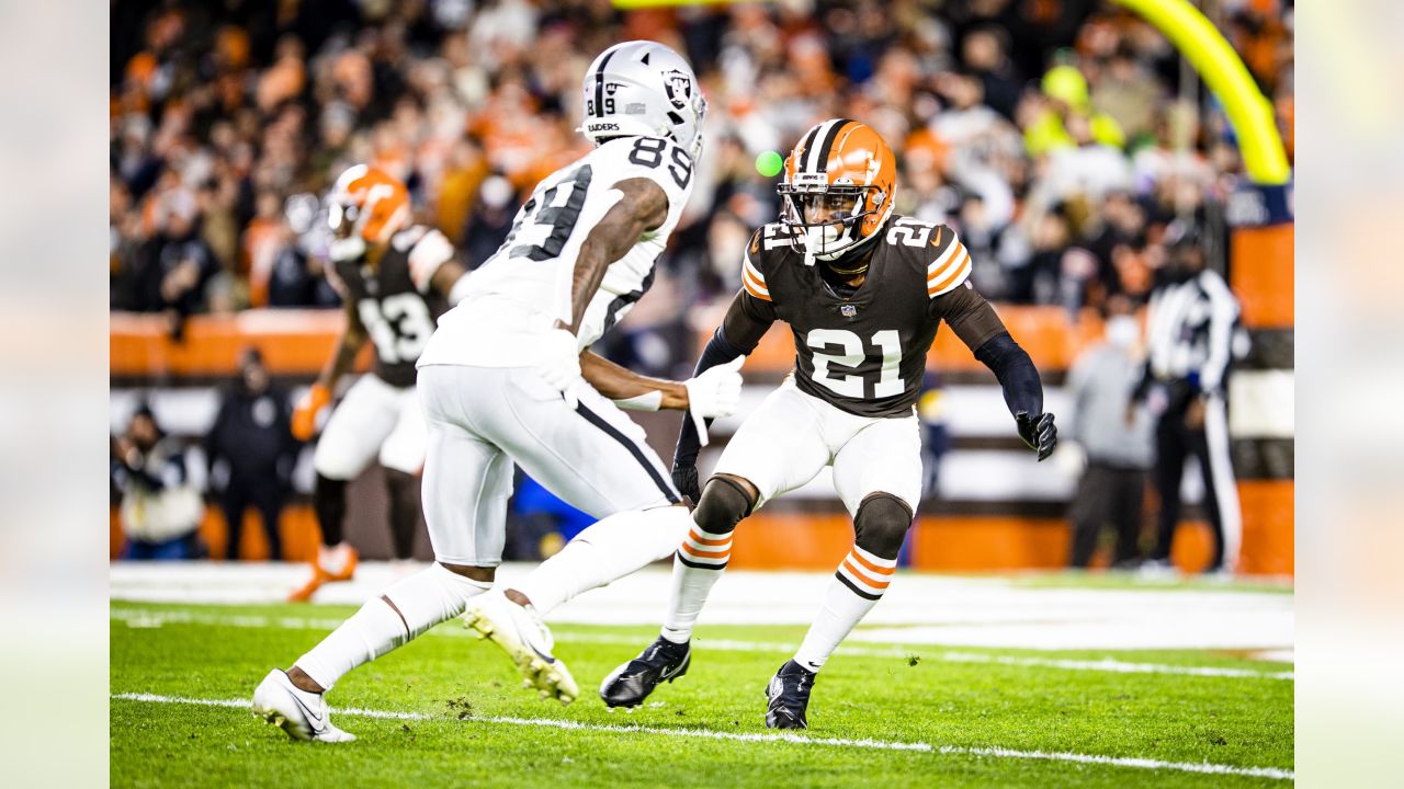 Denzel Ward surprises NFL Extra Points Cardmembers at the Browns Pro Shop