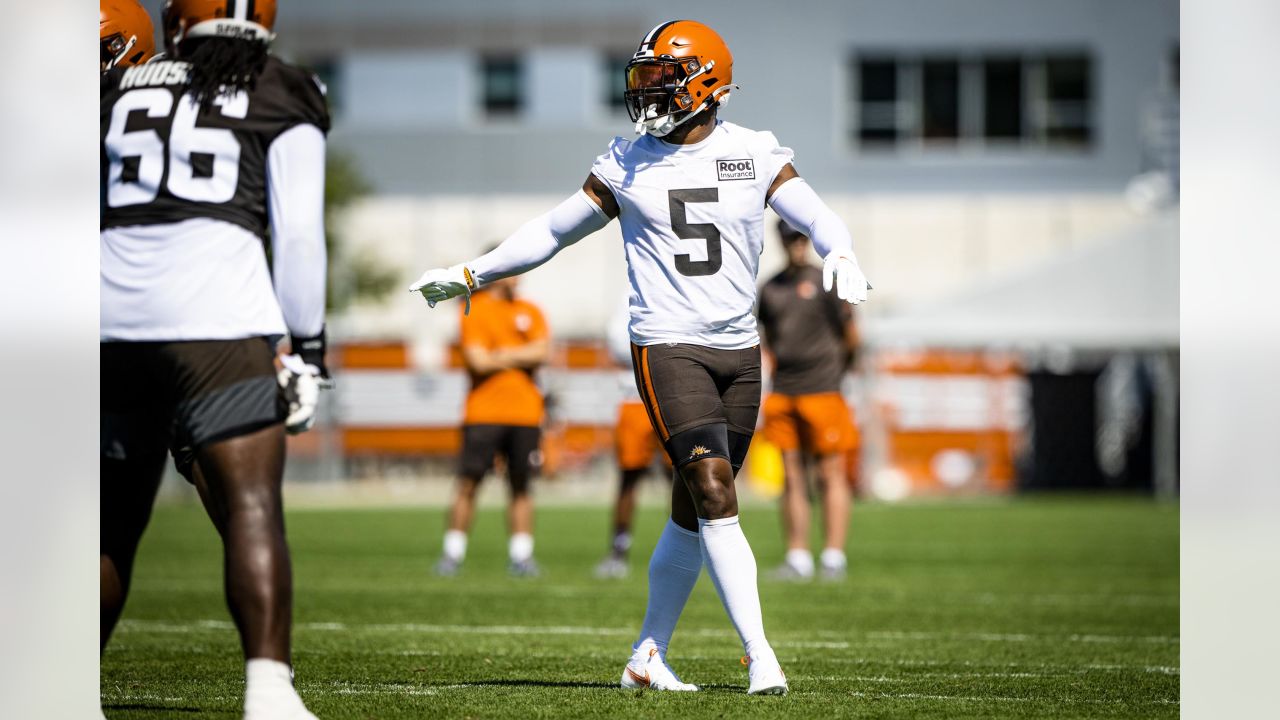 Cleveland Browns quarterback Jacoby Brissett (7) listens to a