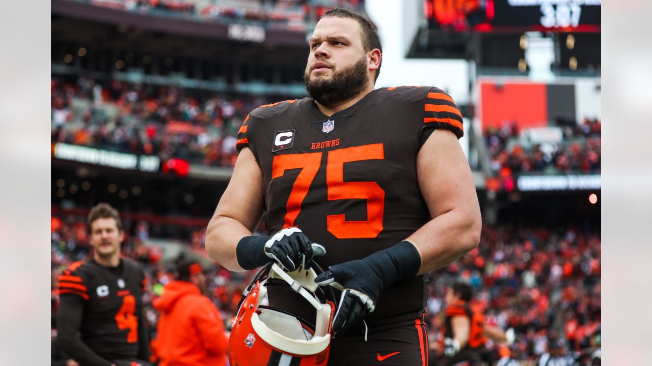 Joel Bitonio, the 'personification' of the Browns' mantra, signs 3