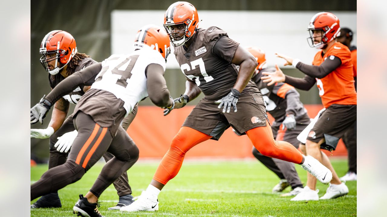 Browns agree to terms with OT Greg Senat on 1-year deal 