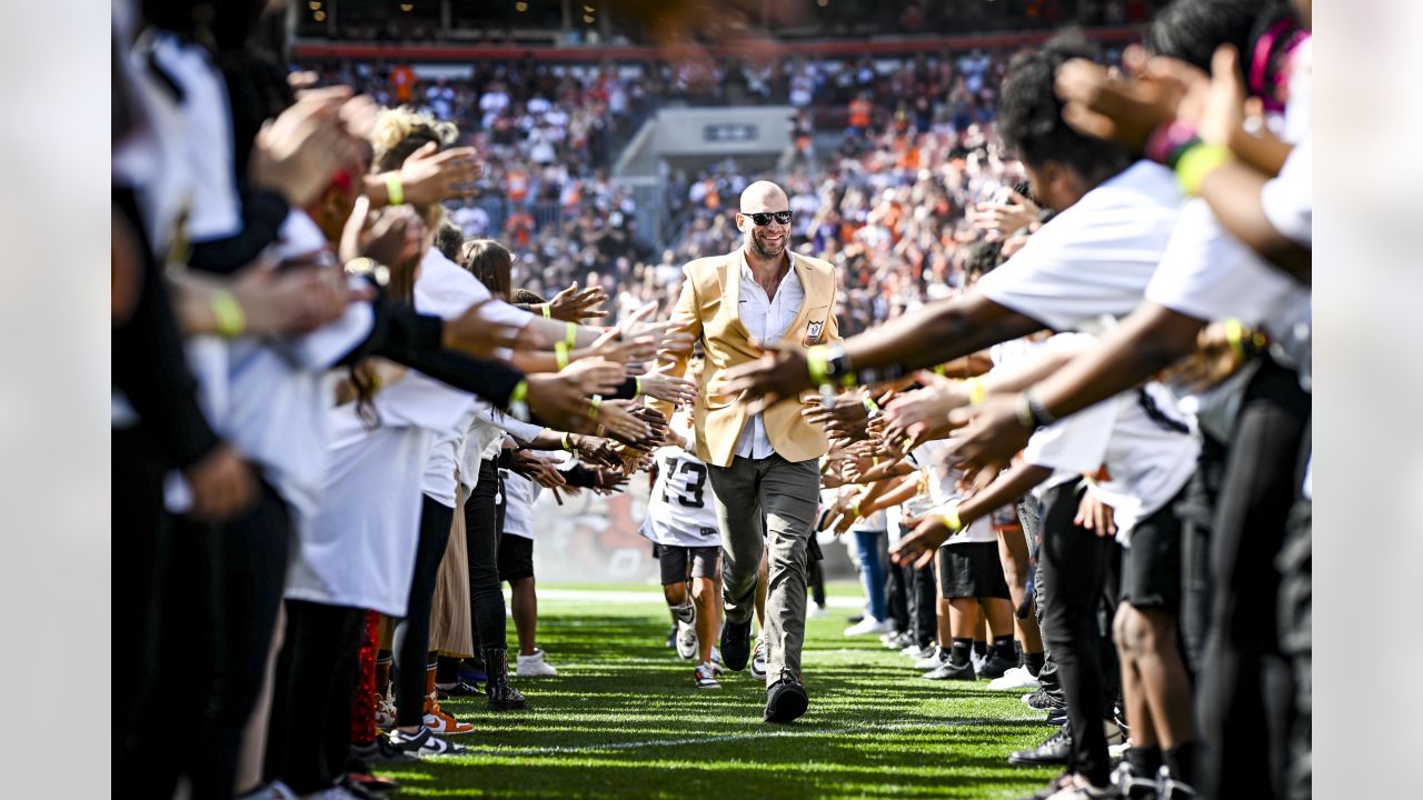 Joe Thomas receives Ring of Excellence during halftime of Ravens vs. Browns