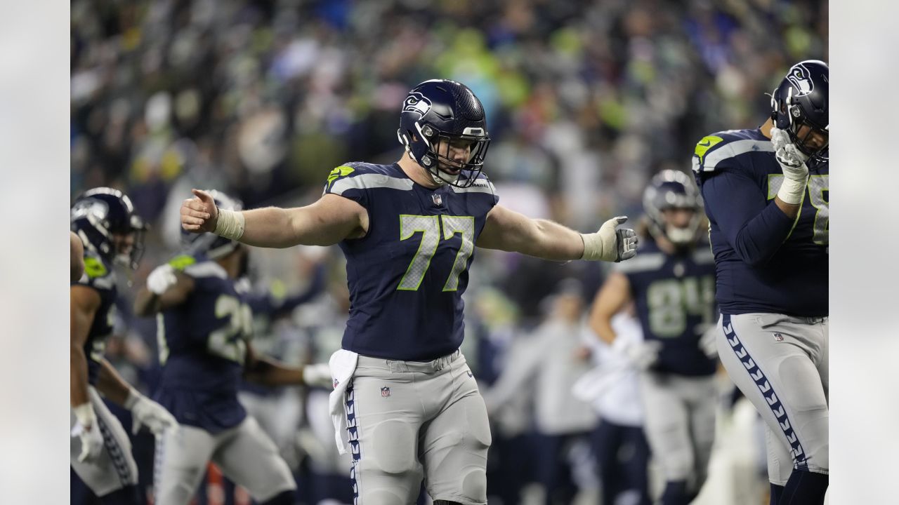 Browns and former Seahawks starting center Ethan Pocic agree on a