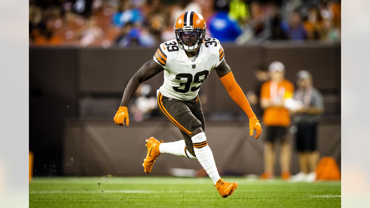 Browns roster moves to 53: Rookies Michael Woods II & D'Anthony