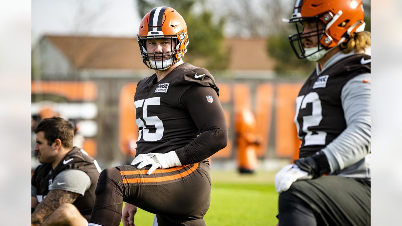 Browns center Ethan Pocic briefly returns after leaving with chest injury,  injures knee in third quarter 