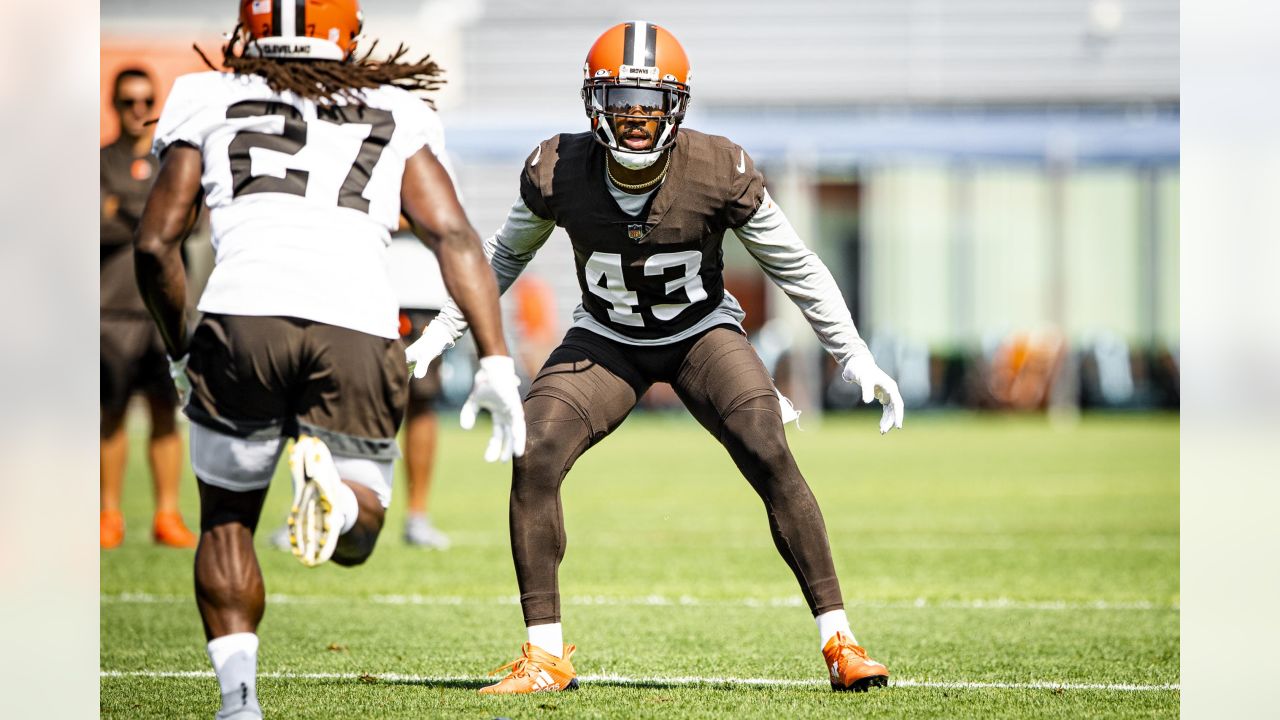 James Hudson III getting advice from Joe Thomas, aims at mastering