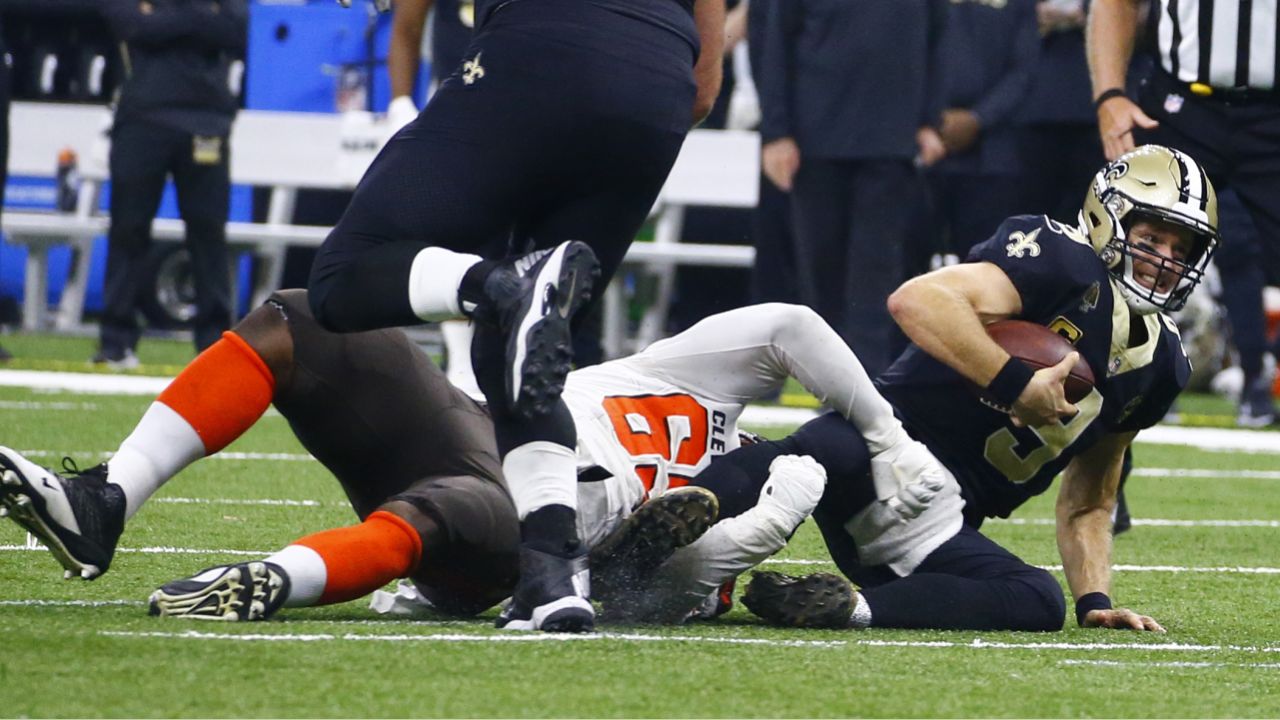 Cleveland Browns inside linebacker Demario Davis defends during an