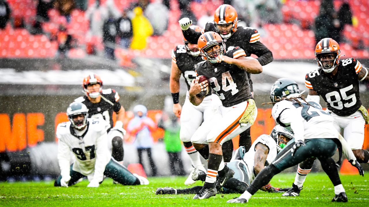 Cleveland Browns post throwback of Kareem Hunt and Nick Chubb as gruesome  injury forces NFL giants to go full circle