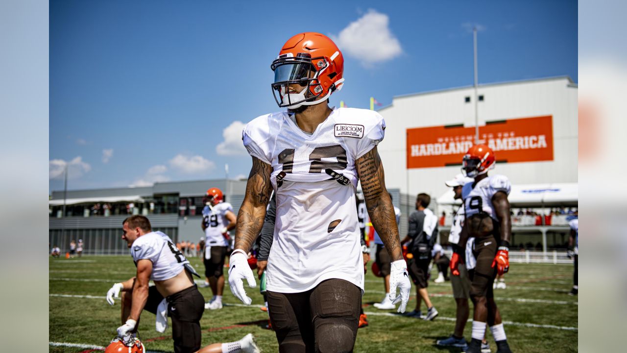 Cleveland Browns tight end Stephen Carlson catches a pass against  linebacker Christian Kirksey at the team's NFL football training facility  in Berea, Ohio, Tuesday, June 4, 2019. (AP Photo/Ron Schwane Stock Photo 