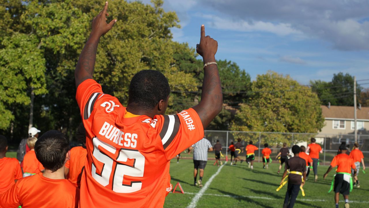 Browns players and local police surprise kids at flag football game - Dawgs  By Nature