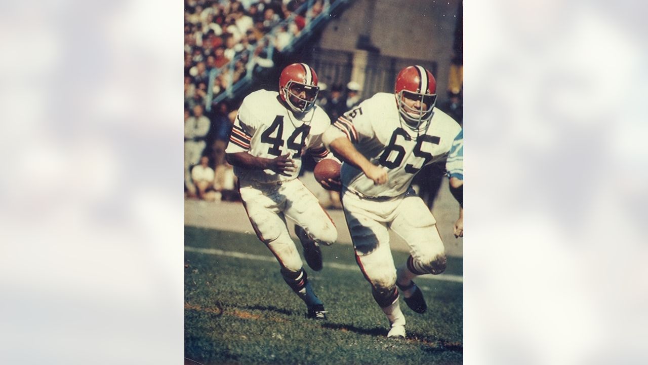 Cleveland Browns? Running back Leroy Kelly (44) as he jumped for