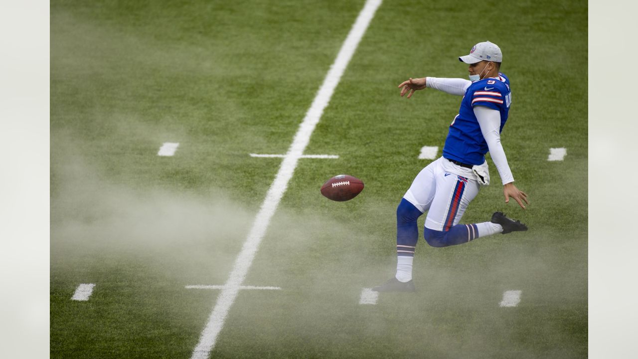 Foxborough, Massachusetts, USA. 21st Dec, 2019. Buffalo Bills punter Corey  Bojorquez (9) warms up before the NFL football game between the Buffalo  Bills and the New England Patriots at Gillette Stadium, in