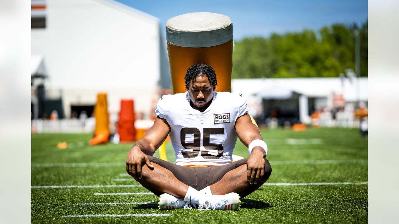 Browns training camp: Myles Garrett coaching up younger defensive ends -  Dawgs By Nature