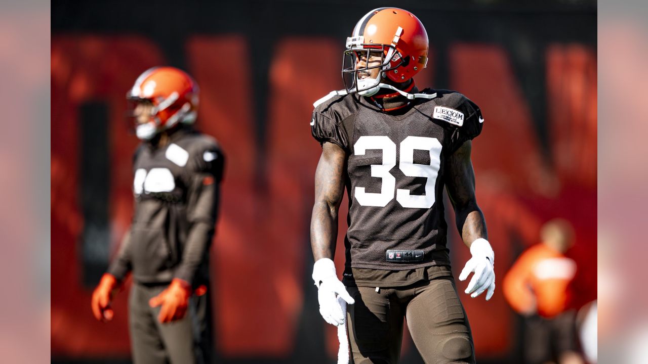 Browns top cornerback Denzel Ward limited in practice