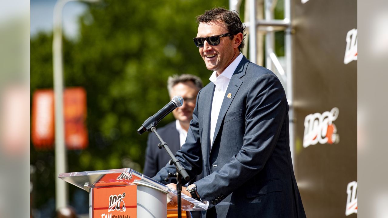 Browns unveil statue of Hall of Fame QB Otto Graham 