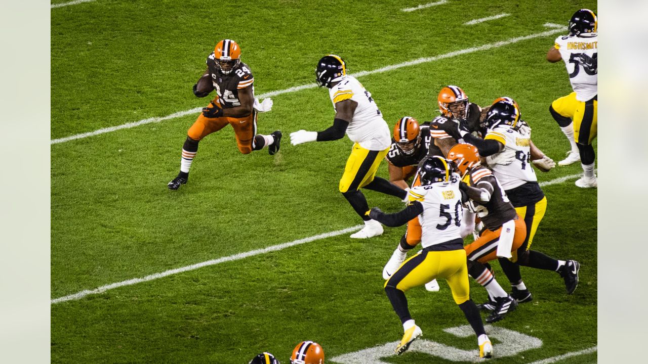 Cleveland Browns running back Nick Chubb participates in a drill during NFL  football practice in Berea, Ohio, Tuesday, Aug. 16, 2022. (AP Photo/David  Dermer)