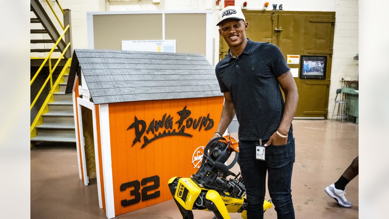 Browns QB Josh Dobbs takes teammates on field trip to NASA's Glenn