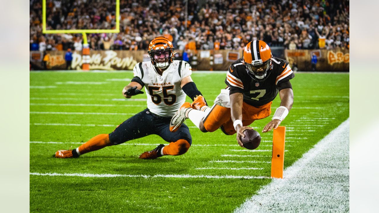 Cleveland Browns center Ethan Pocic (55) snaps the ball during an NFL  football game against the New England Patriots, Sunday, Oct. 16, 2022, in  Cleveland. (AP Photo/Kirk Irwin Stock Photo - Alamy