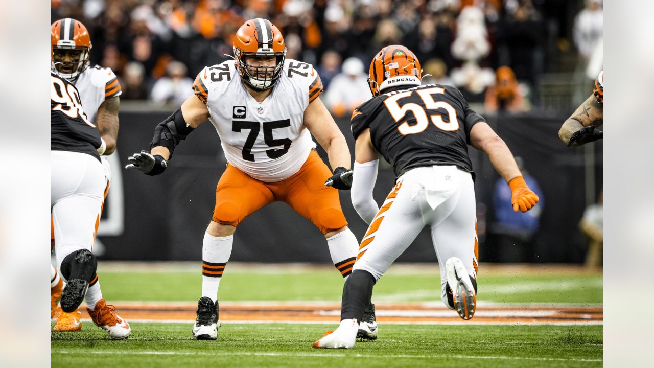 CINCINNATI, OH - DECEMBER 11: Cleveland Browns guard Wyatt Teller (77) in a  game between the Cleveland Browns and the Cincinnati Bengals on December  11, 2022, at Paycor Stadium in Cincinnati, OH. (