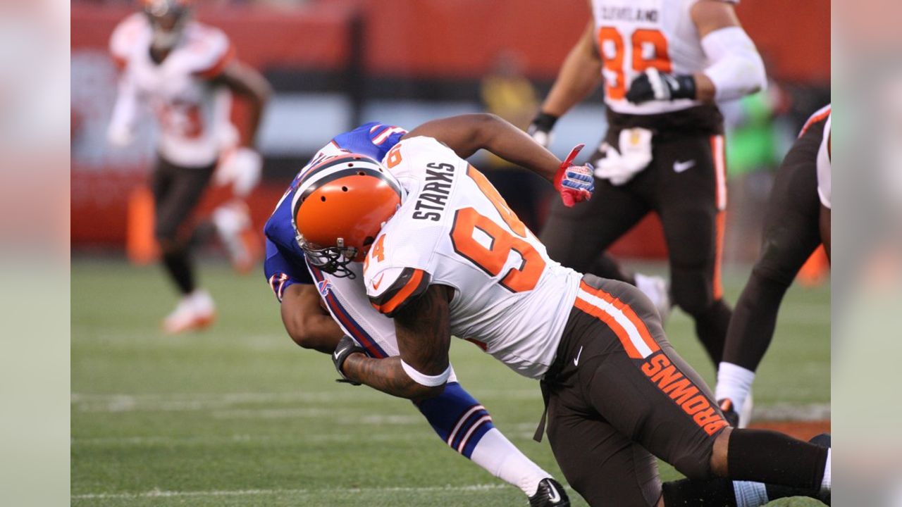 Cleveland Browns wide receiver Shane Wynn catches a pass during practice at  the NFL football team's training camp Monday, Aug. 10, 2015, in Berea,  Ohio. (AP Photo/Tony Dejak Stock Photo - Alamy