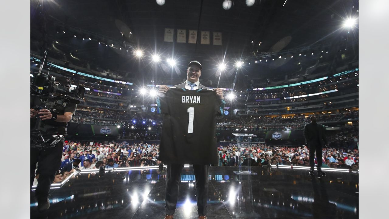 Cleveland Browns defensive tackle Taven Bryan (99) stands on the field  during an NFL football game against the Cincinnati Bengals, Sunday, Dec.  11, 2022, in Cincinnati. Cincinnati won 23-10. (AP Photo/Aaron Doster