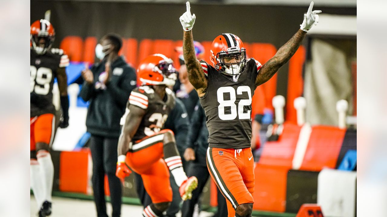 Cleveland, Ohio, USA. 23rd Dec, 2018. Cleveland Browns offensive tackle  Chris Hubbard (74) stands in the tunnel while he prepares to take the field  prior to the kickoff at the NFL football